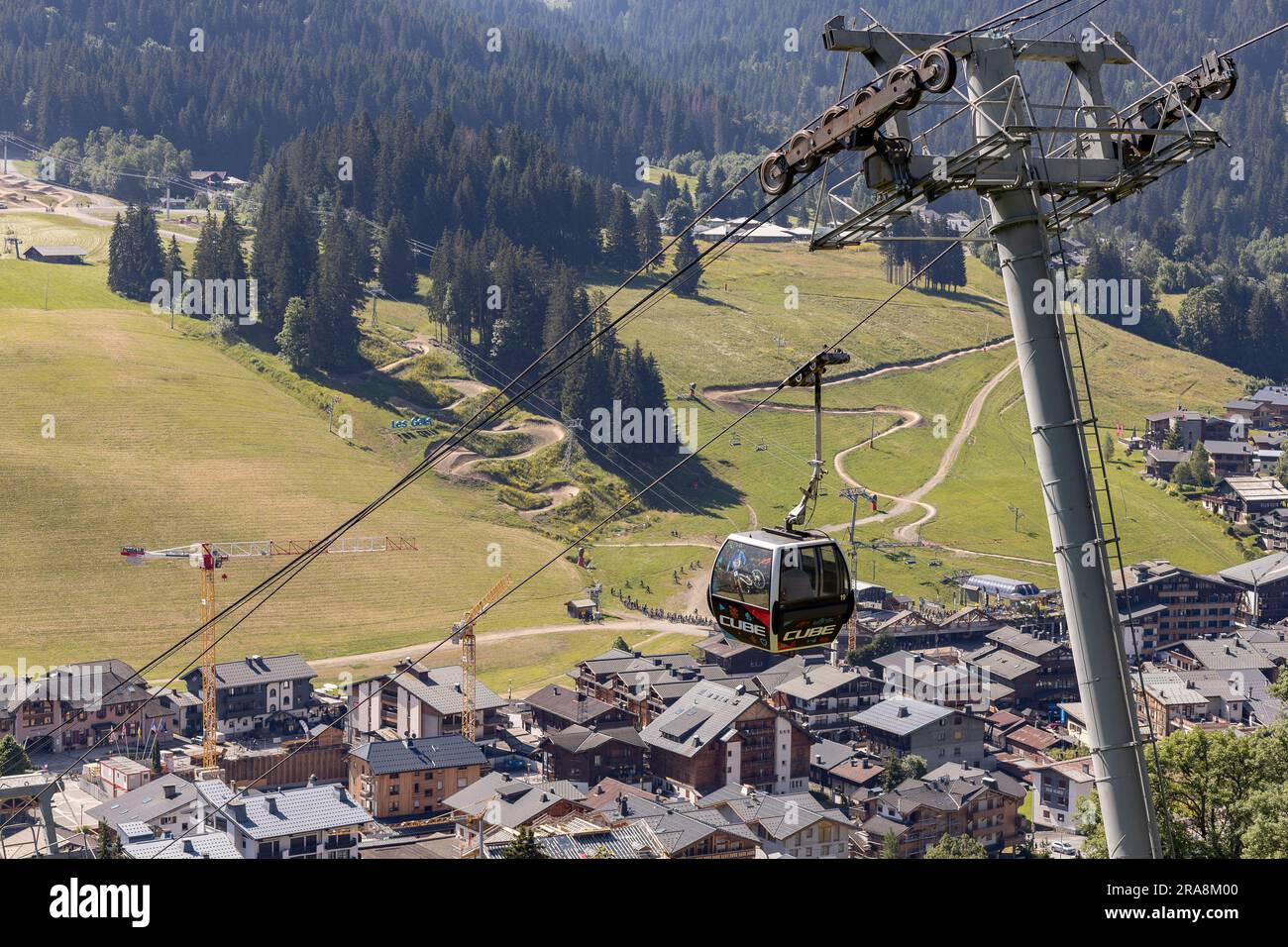 Seilbahn mit Geländefahrrädern über der französischen Alpenstadt Les Gets Stockfoto