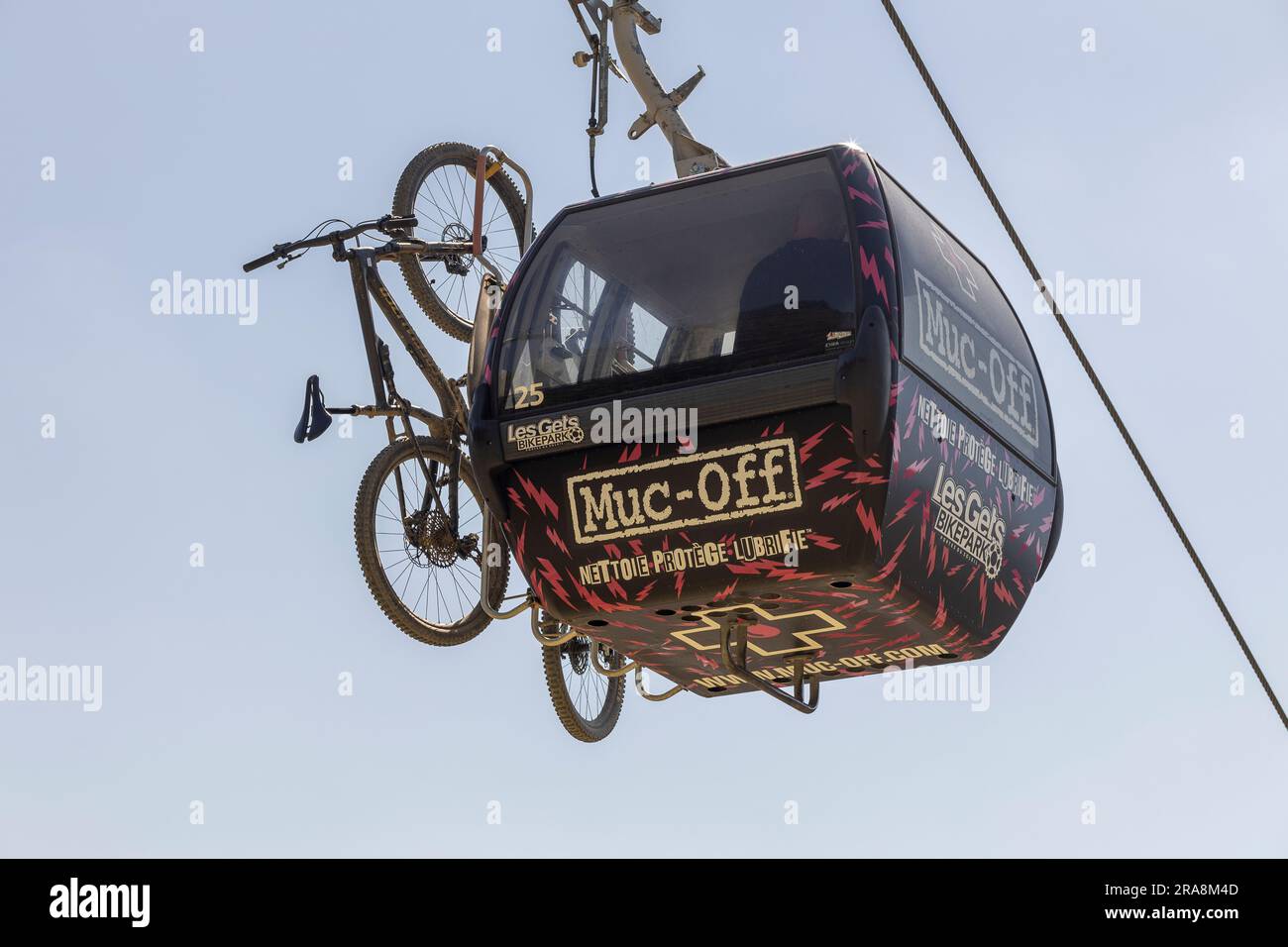 Seilbahn mit Geländefahrrädern über der französischen Alpenstadt Les Gets Stockfoto