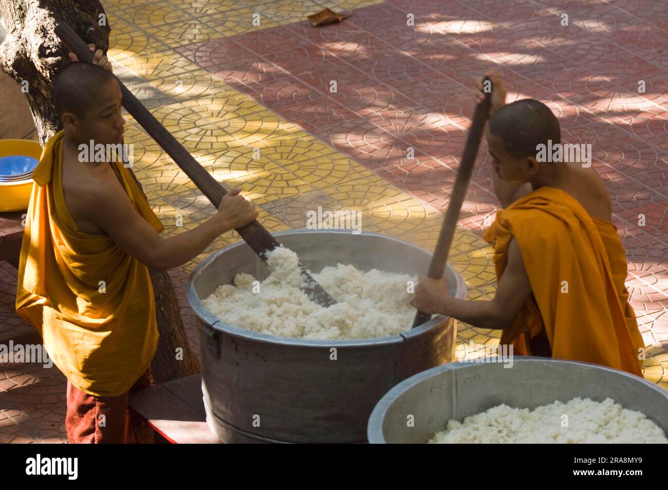 Zubereitung von Reis, Mahagandayon-Kloster, Amarapura, Birma, Myanmar Stockfoto