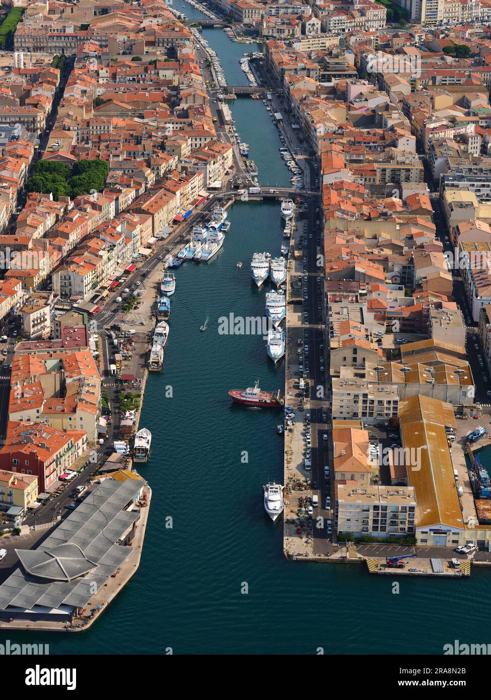 LUFTAUFNAHME. Der Kanal von Sète, der das Mittelmeer mit dem Etang (einem Teich) de Thau verbindet. Sète, Hérault, Occitanie, Frankreich. Stockfoto