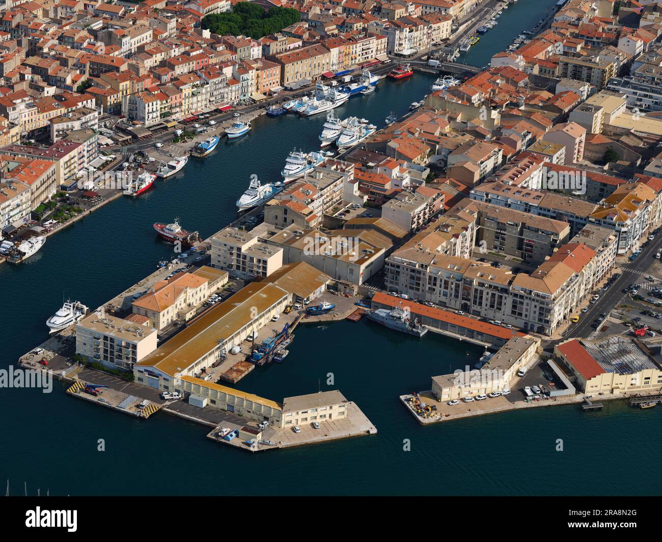LUFTAUFNAHME. Dock Richelieu und der Kanal von Sète. Hérault, Occitanie, Frankreich. Stockfoto
