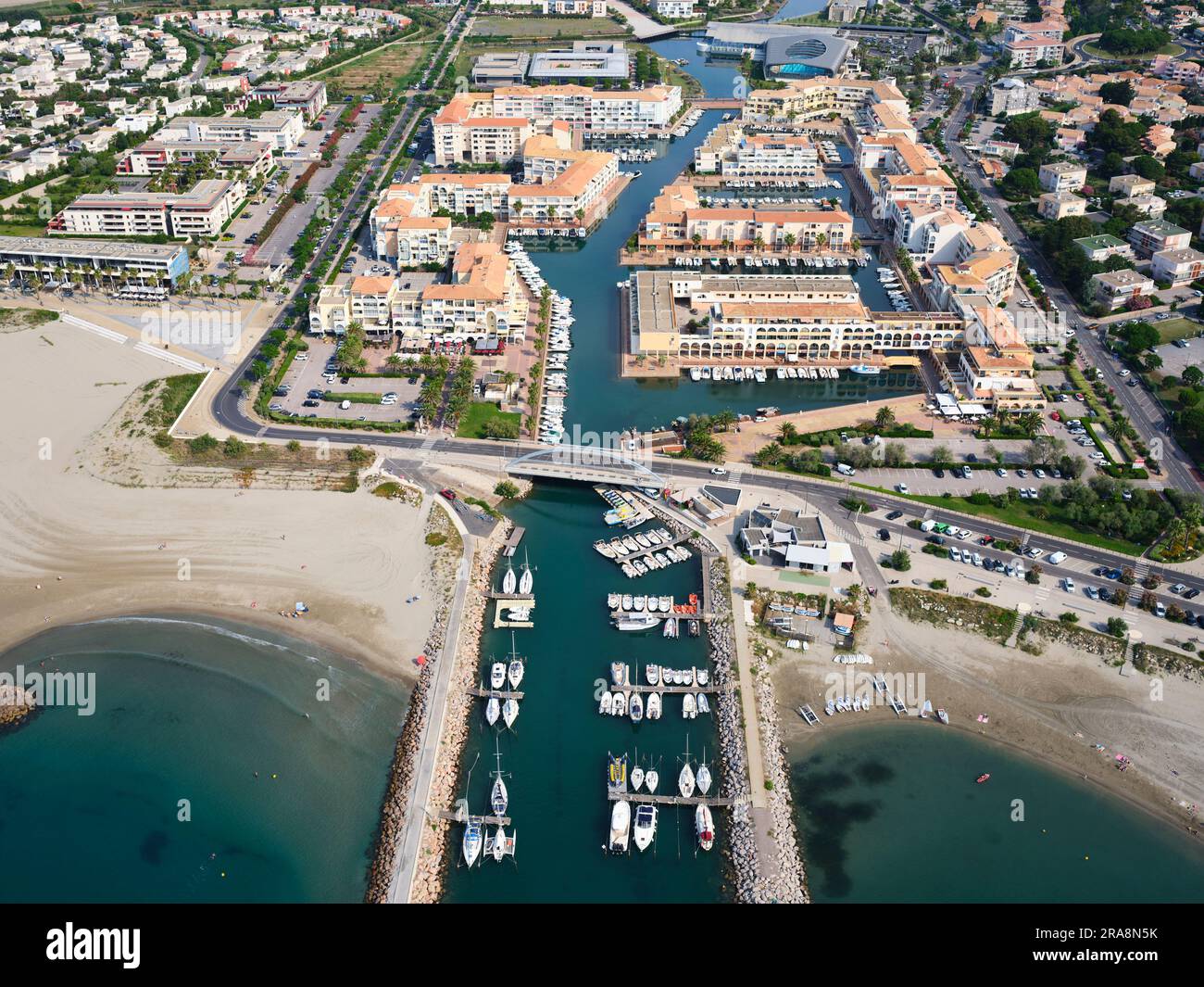 LUFTAUFNAHME. Port des Quilles in der Stadt Sète. Hérault, Occitanie, Frankreich. Stockfoto