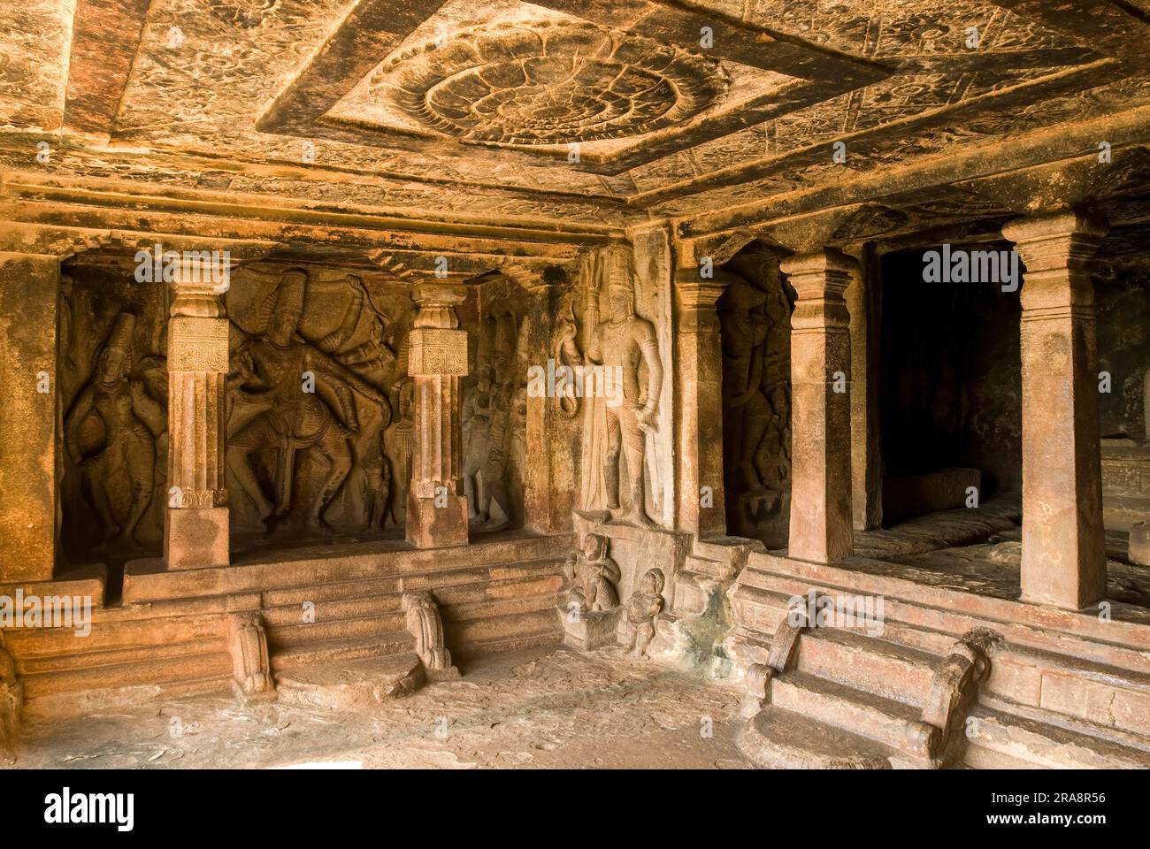 Interieur des 6. Jahrhunderts in Ravanaphadi Cave Rock Cut Temple, Aihole, Karnataka, Südindien, Indien, Asien Stockfoto