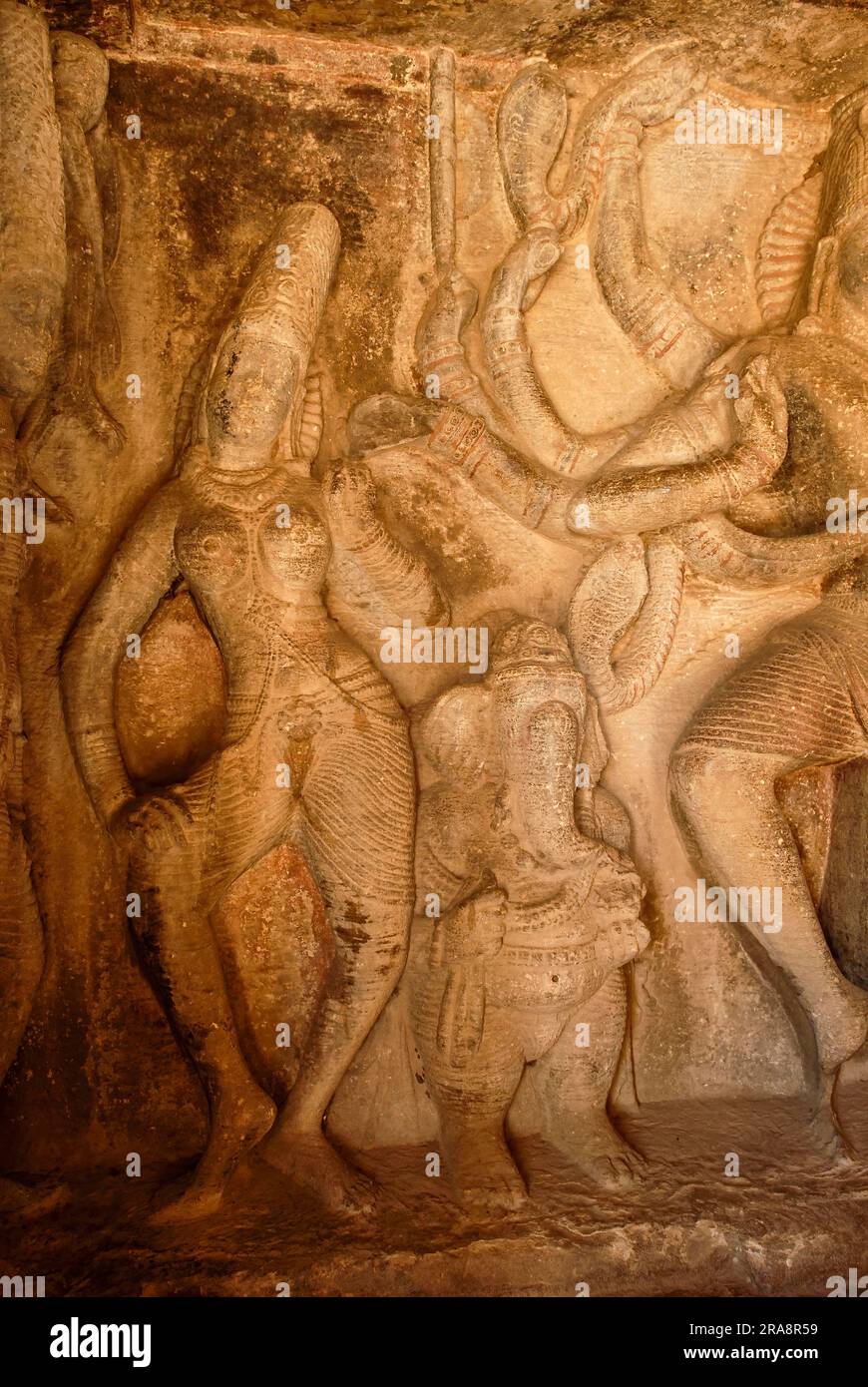 Bas Reliefs aus dem 6. Jahrhundert in Ravanaphadi Höhlentempel, Aihole, Karnataka, Südindien, Indien, Asien Stockfoto