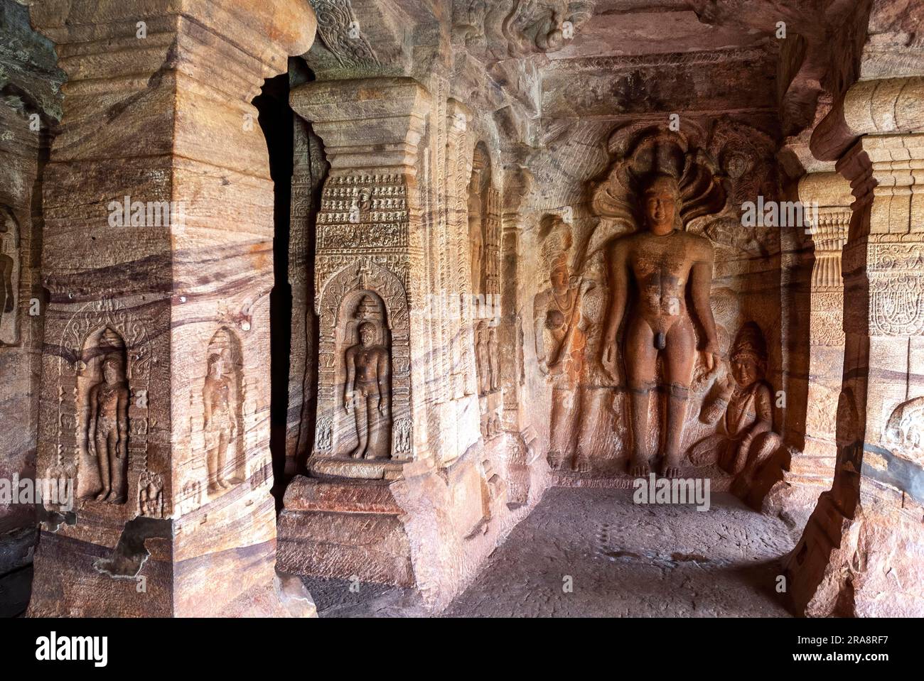 Bahubali aus dem 8. Jahrhundert in Höhle 4, Badami Jain Höhlentempel in Badami, Karnataka, Südindien, Indien, Asien Stockfoto