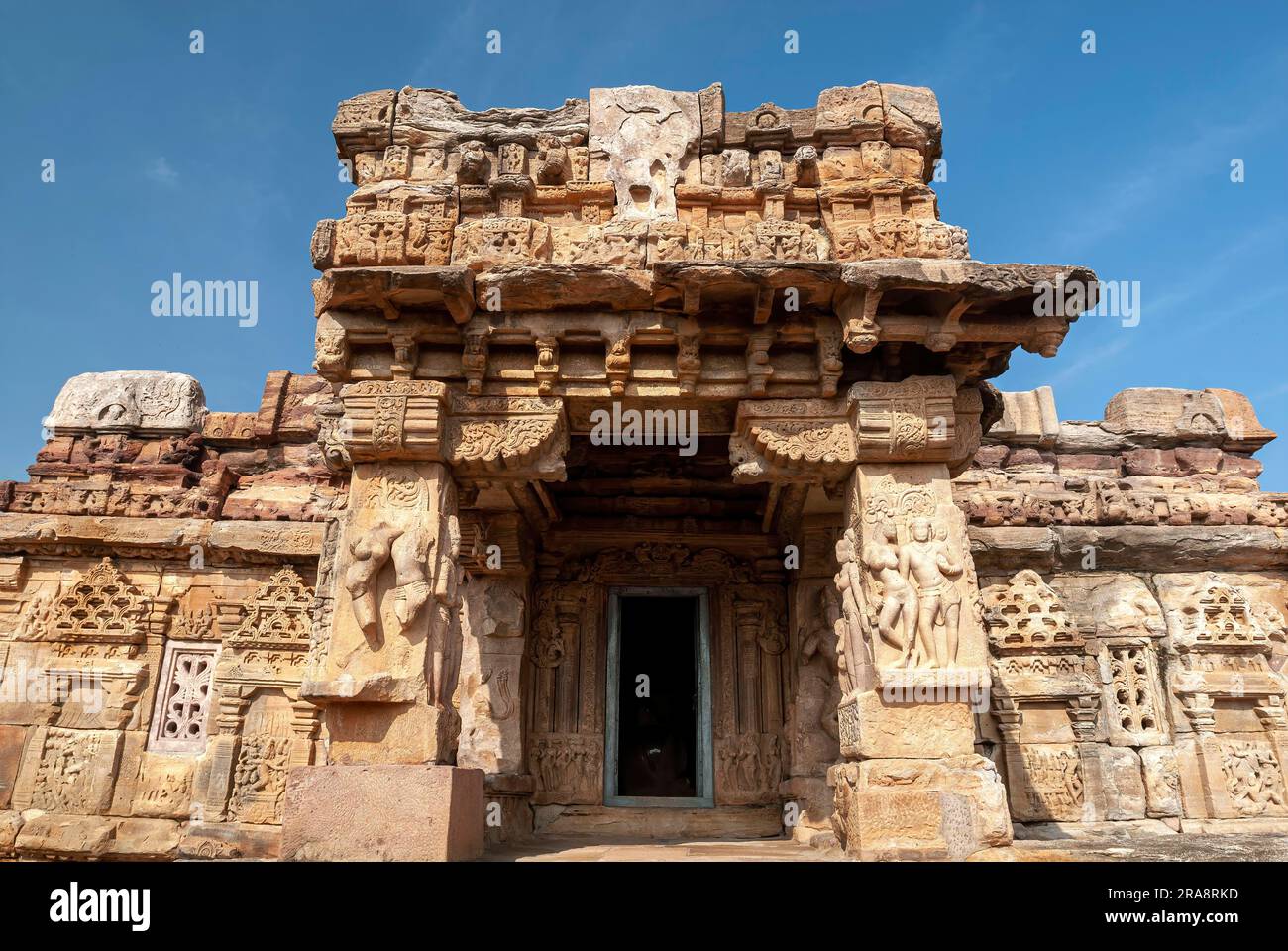 Papanatha-Tempel aus dem 8. Jahrhundert Pattadakal riesiger Stier das shiva-Fahrzeug in hinduistischer Methodik. Es gehört zum UNESCO-Weltkulturerbe Stockfoto