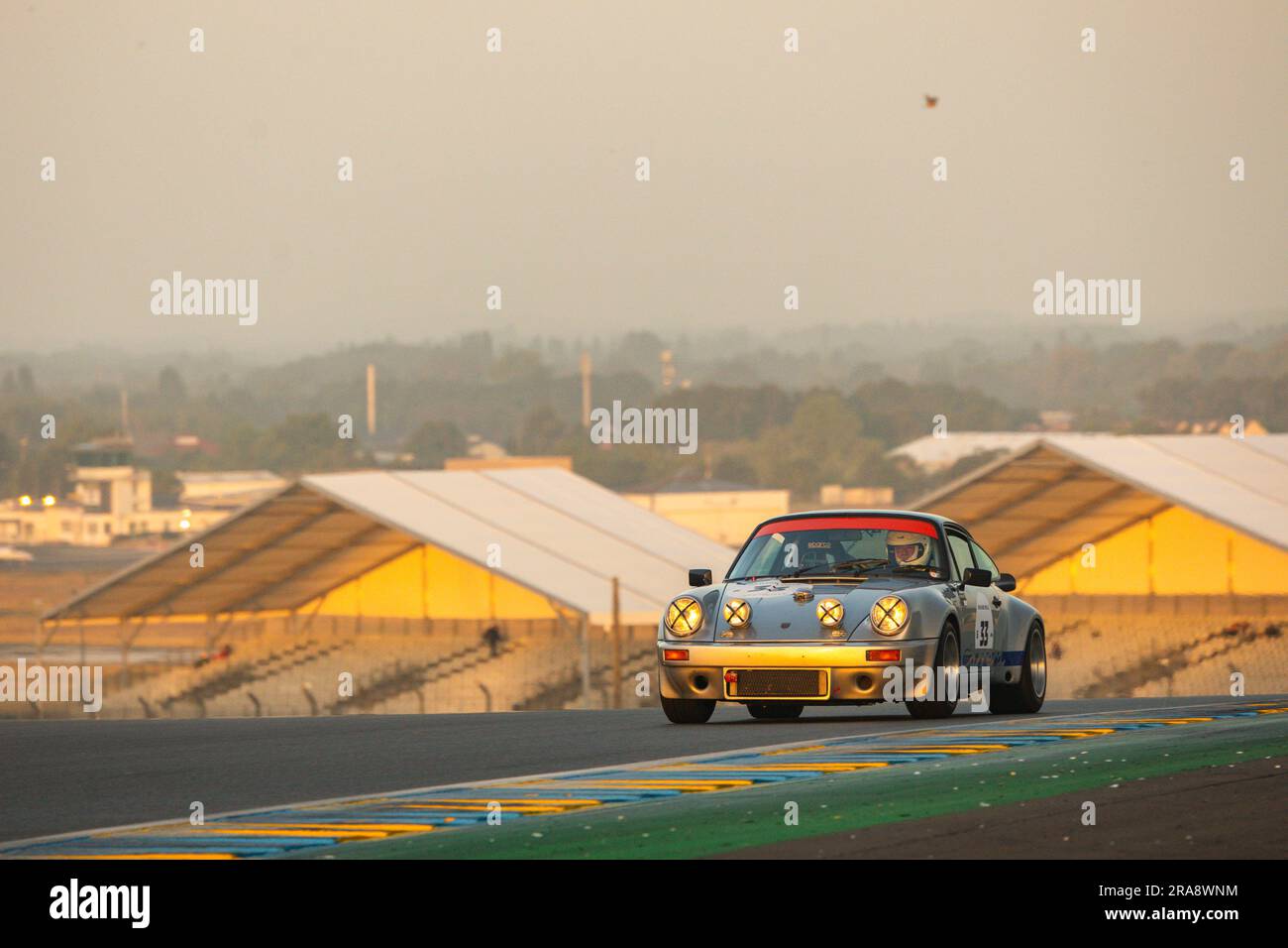 Le Mans, Frankreich. 02. Juli 2023. 33 ROCHE (FRA), EVENSTAD (usa), Porsche 911 Carrera RSR 3,0 1974, Aktion während der Le Mans Classic 2023 vom 1. Bis 3. Juli 2023 auf dem Circuit des 24 Heures du Mans, in Le Mans, Frankreich - Photo Paul Vaicle/DPPI Credit: DPPI Media/Alamy Live News Stockfoto