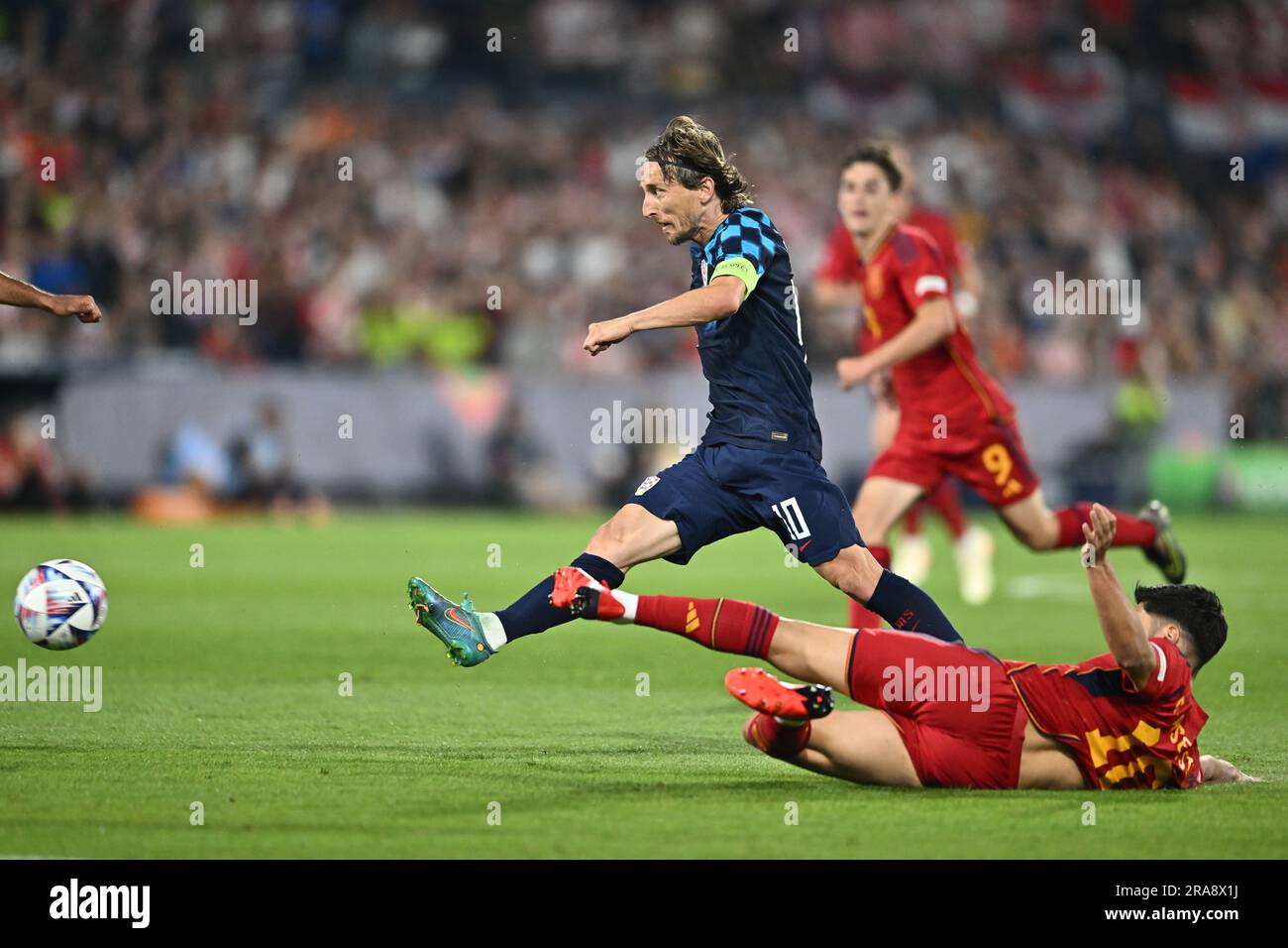 ROTTERDAM, NIEDERLANDE - JUNI 18: Luka Modric von Kroatien und Marco Asensio von Spanien während des Finalspiels der UEFA Nations League 2022/23 zwischen Kroatien Stockfoto