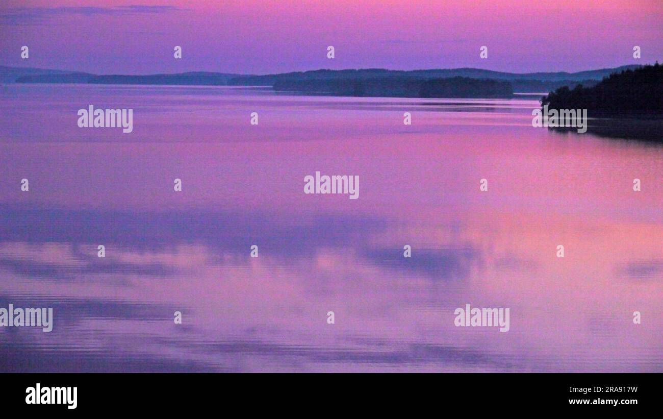Mitsommernacht auf dem Kallavesi-See. Vehmersalmi, Kuopio, Finnland, 2023-06-29 01:43 +03 (Solarzeit 00:32). Temp + 16 °C, Wind E 1 m/s. Stockfoto