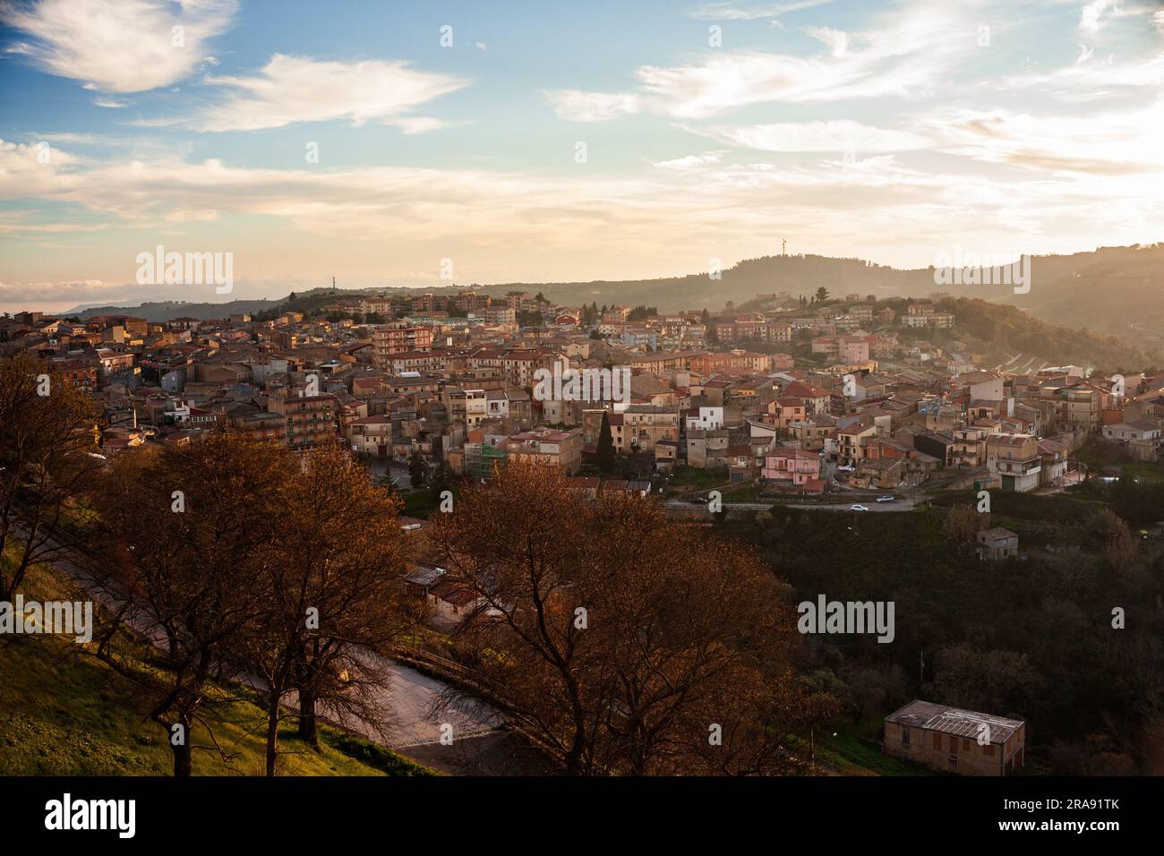 Draufsicht auf die kleine Stadt Aidone in der Provinz Enna in Sizilien, Italien, Europa Stockfoto