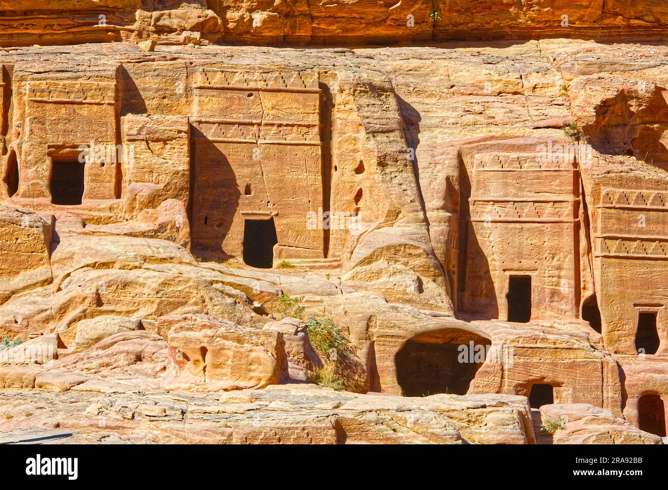 Hohlräume in den Klippen der archäologischen Stätte Petra in Jordanien Stockfoto