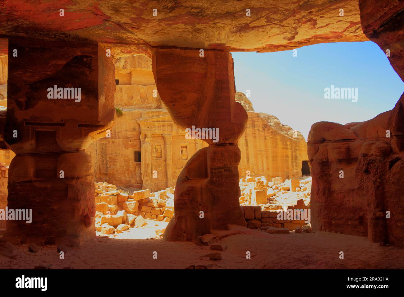 Natürliche Höhle in den Klippen der archäologischen Stätte Petra in Jordanien Stockfoto