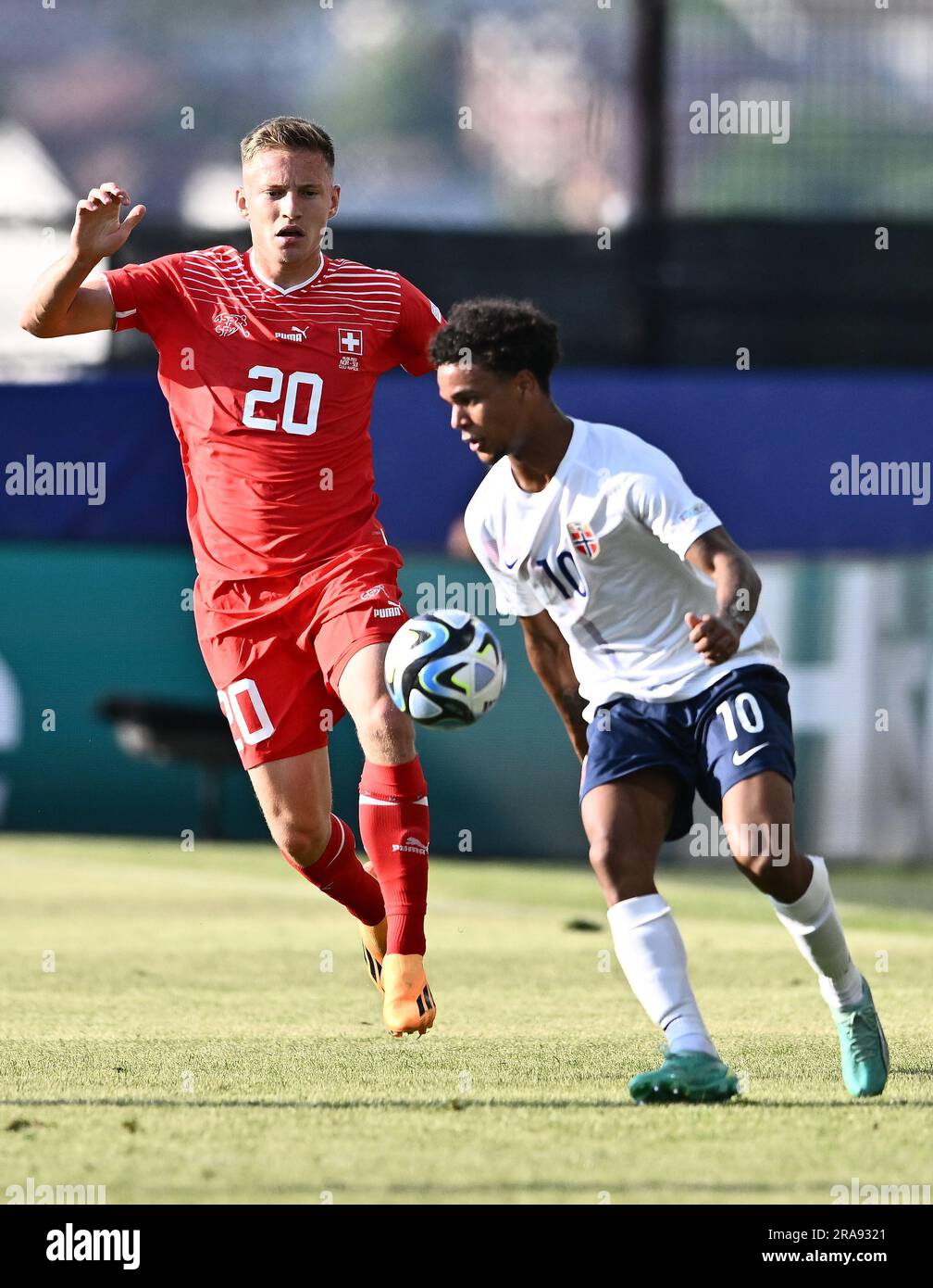 CLUJ-NAPOCA, RUMÄNIEN - JUNI 22: Becir Omeragic (Schweiz) und Oscar Bobb (Norwegen) während 2023 des UEFA-Spiels der Gruppe D unter 21 Jahren (UEFA) zwischen Norwegen Stockfoto