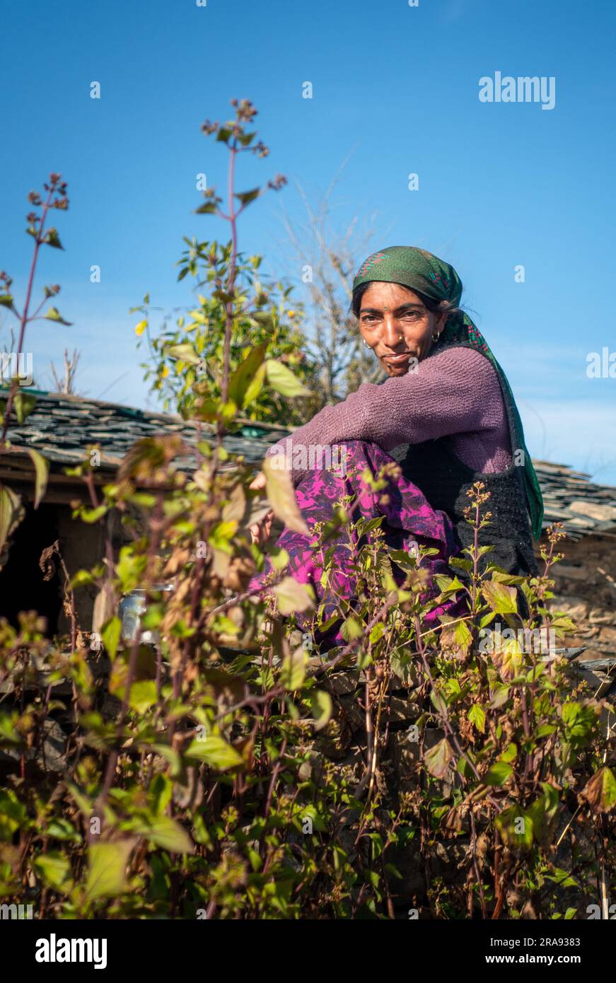 Juni 28. 2023 Uttarakhand, Indien. Eine einheimische Garhwali-Frau in traditioneller Kleidung und Kopfbedeckung. Himalaya-Region Uttarakhand. Stockfoto