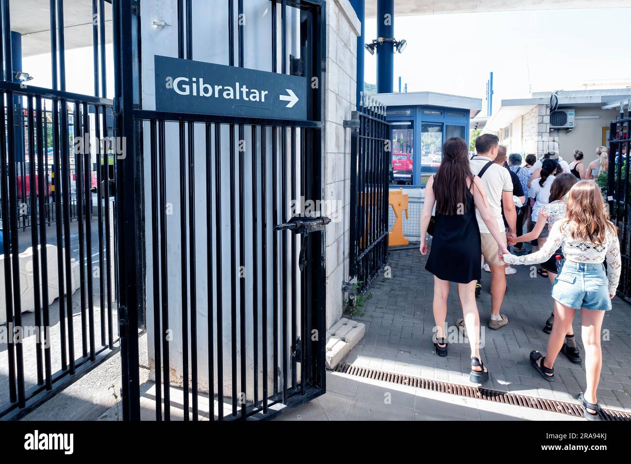 Menschen, die zu Fuß in Richtung Spanien gehen, Grenzübergangsstelle Gibraltar Passkontrolle nähert sich von der spanischen Seite der Grenze. Stockfoto