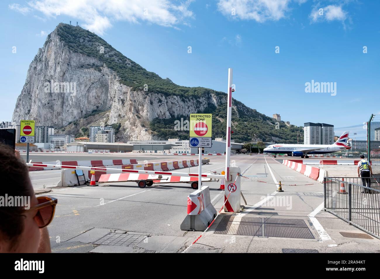 Ein Flugzeug von British Airways fährt entlang der Landebahn an der spanischen Grenze zu Gibraltar, die vorübergehend für Personen geschlossen ist, die über die Grenze gehen Stockfoto