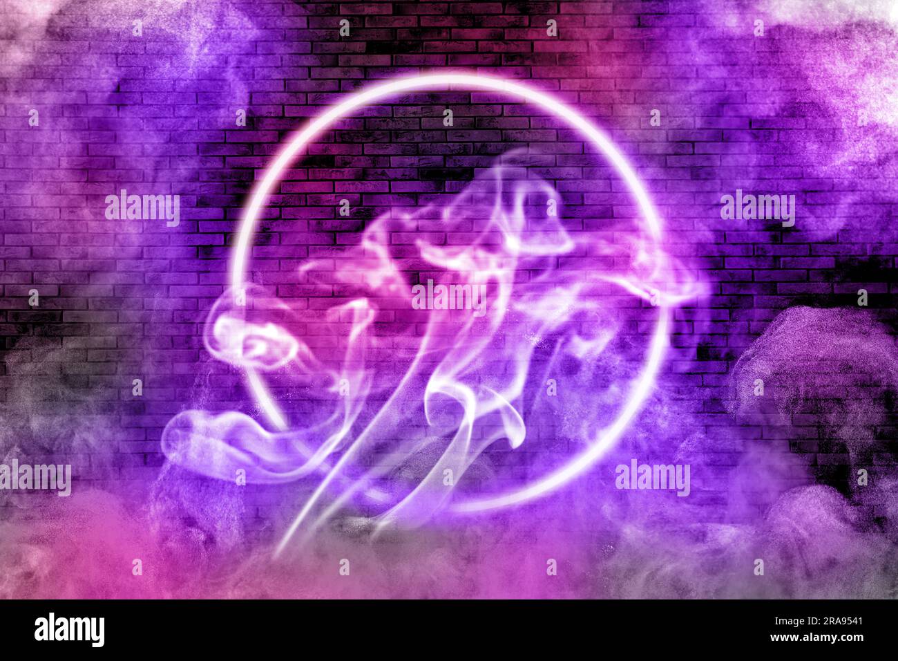 Neonrahmen in Rauch an der Ziegelwand Stockfoto