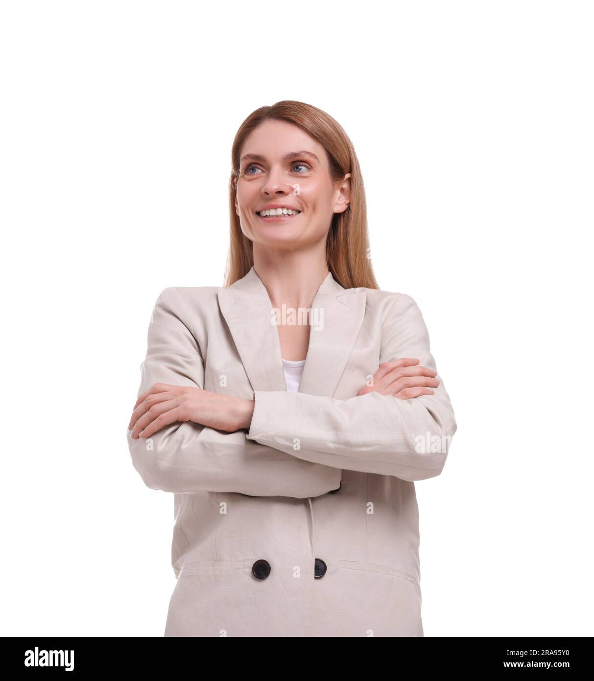 Schöne, glückliche Geschäftsfrau, die auf weißem Hintergrund die Arme kreuzt Stockfoto