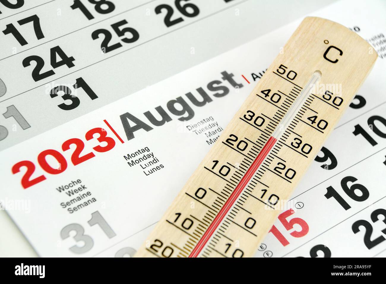 Deutscher Kalender 2023. August und Holzthermometer 30 Grad Celsius Woche, Montag, Dienstag, Mittwoch, Donnerstag, Freitag Stockfoto