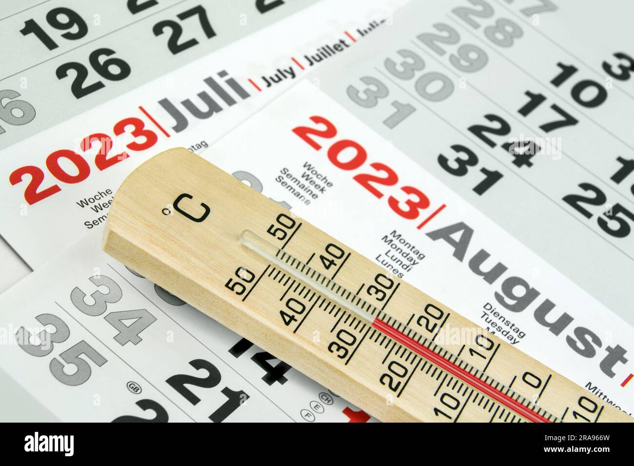 Deutscher Kalender 2023. Juli und August mit Thermometer 30 Grad Celsius Woche, Montag, Dienstag, Mittwoch, Donnerstag, Freitag Stockfoto