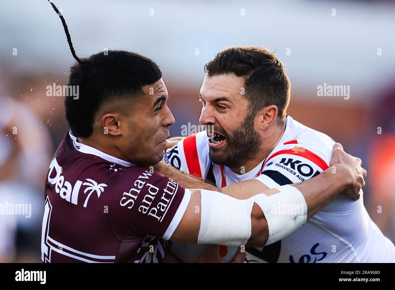 Sydney, Australien. 02. Juli 2023. James Tedesco von den Hähnen wird von Tolutau Koula of the Sea Eagles während des NRL Round 18-Spiels zwischen den Manly Warringah Sea Eagles und den Sydney Roosters im 4 Pines Stadium in Sydney angegriffen, Sonntag, den 2. Juli 2023. (AAP Image/Jenny Evans) KEINE ARCHIVIERUNG, NUR REDAKTIONELLE VERWENDUNG Kredit: Australian Associated Press/Alamy Live News Stockfoto