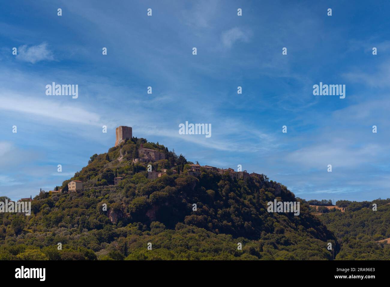 Panoramablick auf Rocca di Tentennano, ein Symbol mittelalterlicher Geschichte und Architektur Stockfoto