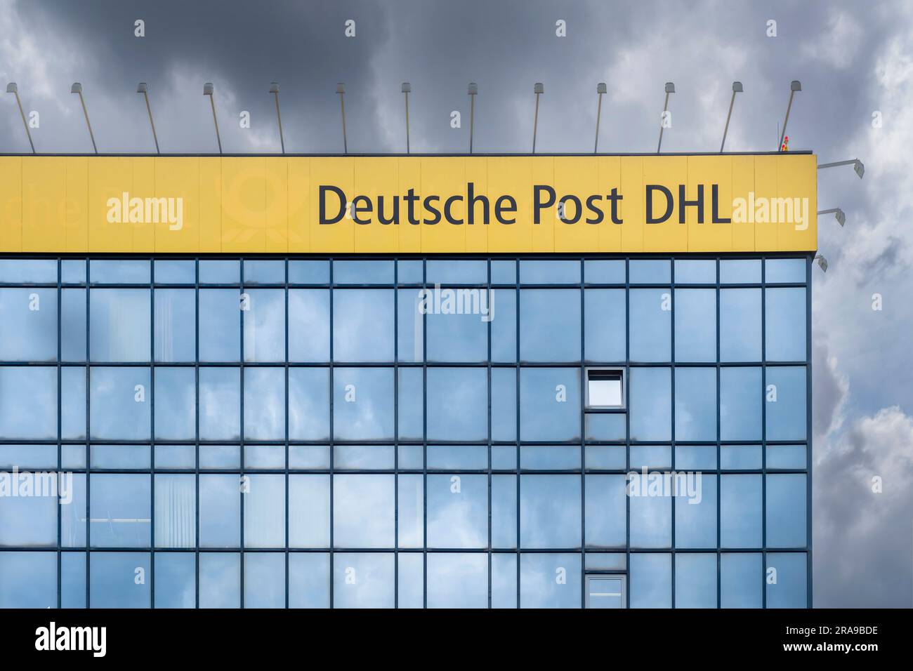 International Postal Centre (IPZ) von DHL am Flughafen Frankfurt. Stockfoto