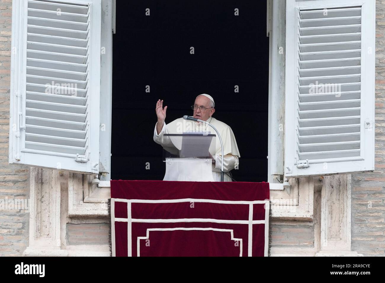 Pope Francis delivers his blessing during the Angelus noon prayer from the window of his studio overlooking St.Peter's Square, at the Vatican, Sunday, July 2, 2023. (AP Photo/Alessandra Tarantino) Stockfoto
