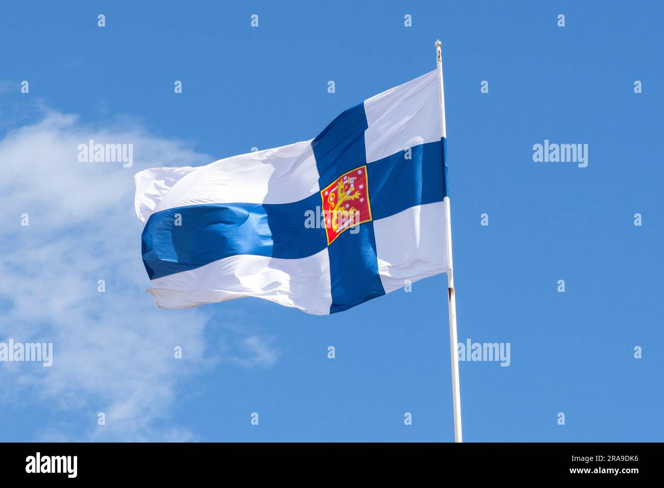 Suomen valtiolippu liehuu Valtioneuvoston linnassa|||die Staatsflagge Finnlands, die in Helsinki fliegt Stockfoto