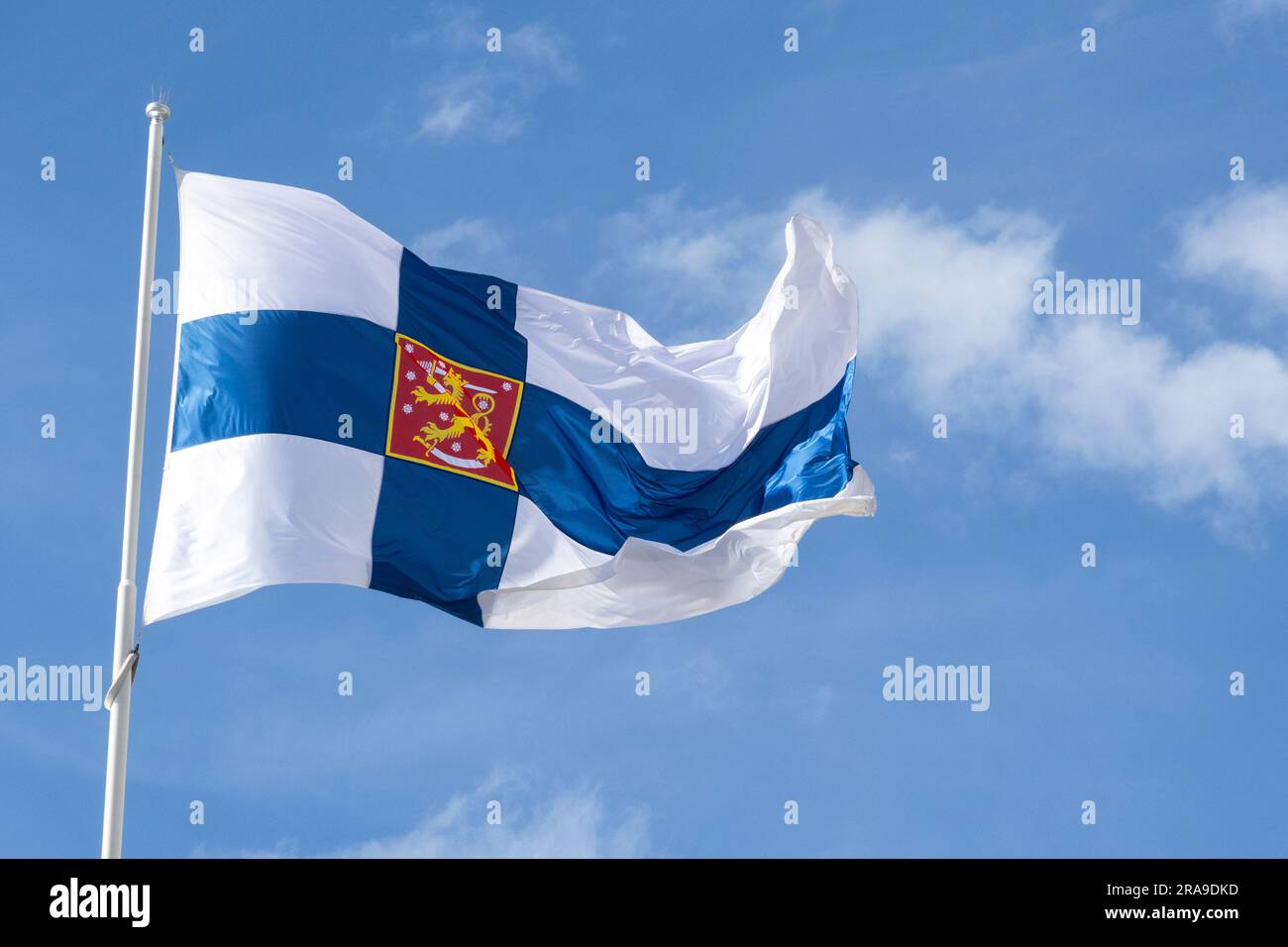 Suomen valtiolippu liehuu Valtioneuvoston linnassa|||die Staatsflagge Finnlands, die in Helsinki fliegt Stockfoto