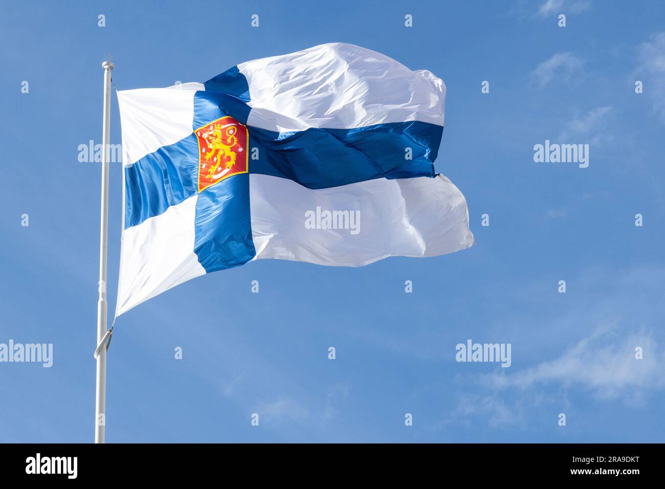 Suomen valtiolippu liehuu Valtioneuvoston linnassa|||die Staatsflagge Finnlands, die in Helsinki fliegt Stockfoto