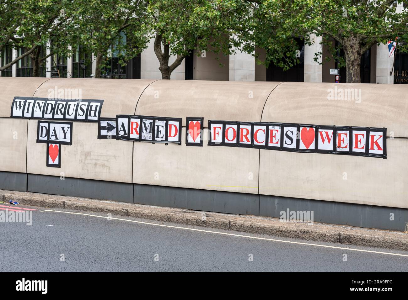 Windrush Day, Armeewoche, Verbundschild an der Wand. Piccadilly, London, Großbritannien Stockfoto