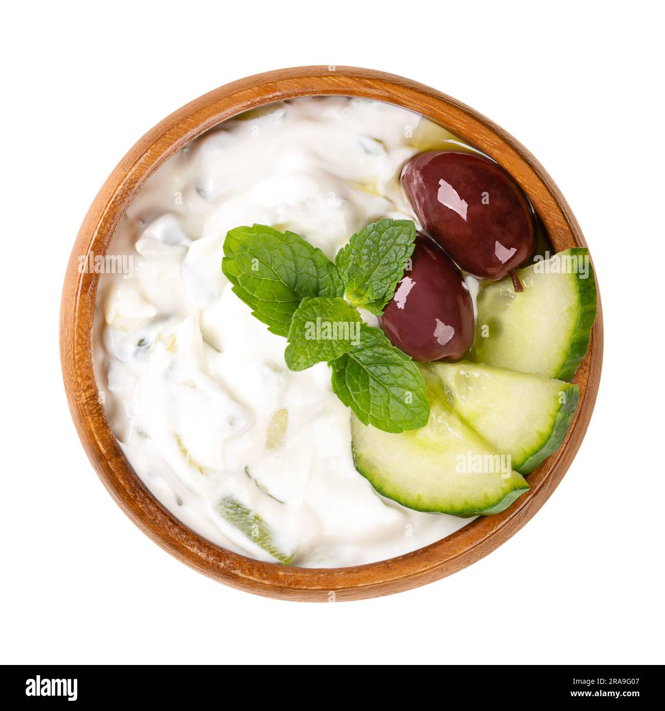 Tzatziki, griechische Dip-Sauce in einer Holzschüssel. Vorspeise und Beilage aus Joghurt, gemischt mit Gurke, Knoblauch, Salz, Olivenöl, Und garnieren. Stockfoto