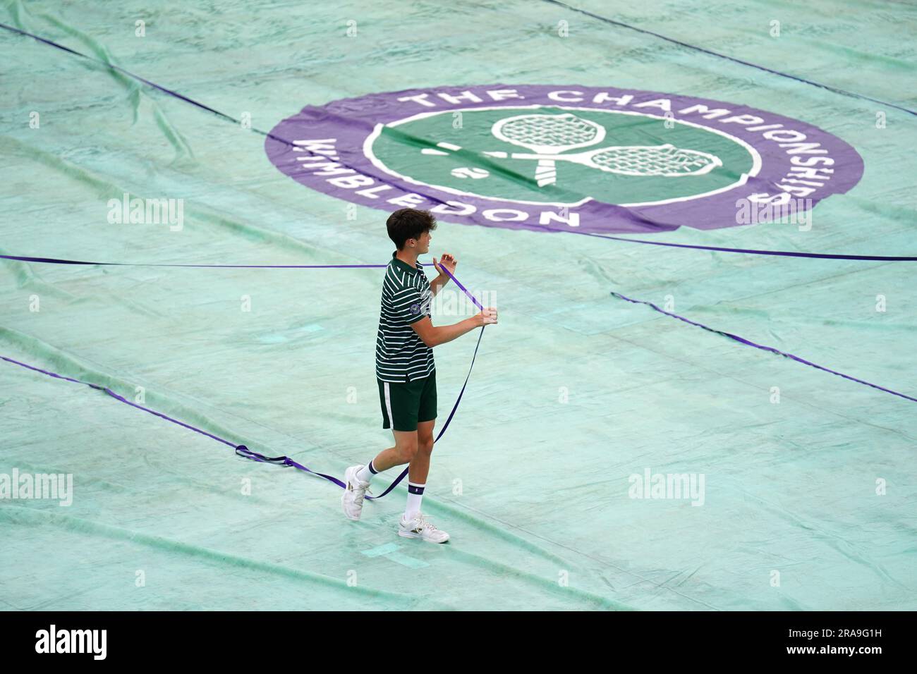 Das Bodenpersonal bereitet die Cover im All England Lawn Tennis and Croquet Club in Wimbledon vor, bevor die Meisterschaften am Montag beginnen. Foto: Sonntag, 2. Juli 2023. Stockfoto