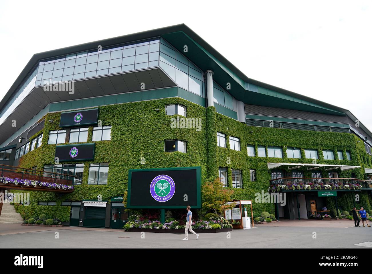 Center Court im All England Lawn Tennis and Croquet Club in Wimbledon, vor den Meisterschaften, die am Montag beginnen. Foto: Sonntag, 2. Juli 2023. Stockfoto