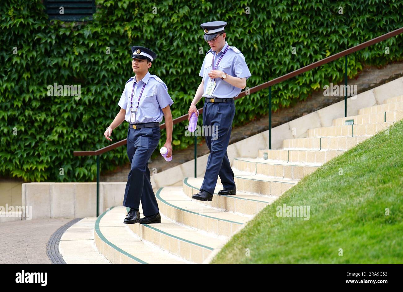 Sicherheit auf Patrouille im All England Lawn Tennis and Croquet Club in Wimbledon, vor den Meisterschaften, die am Montag beginnen. Foto: Sonntag, 2. Juli 2023. Stockfoto