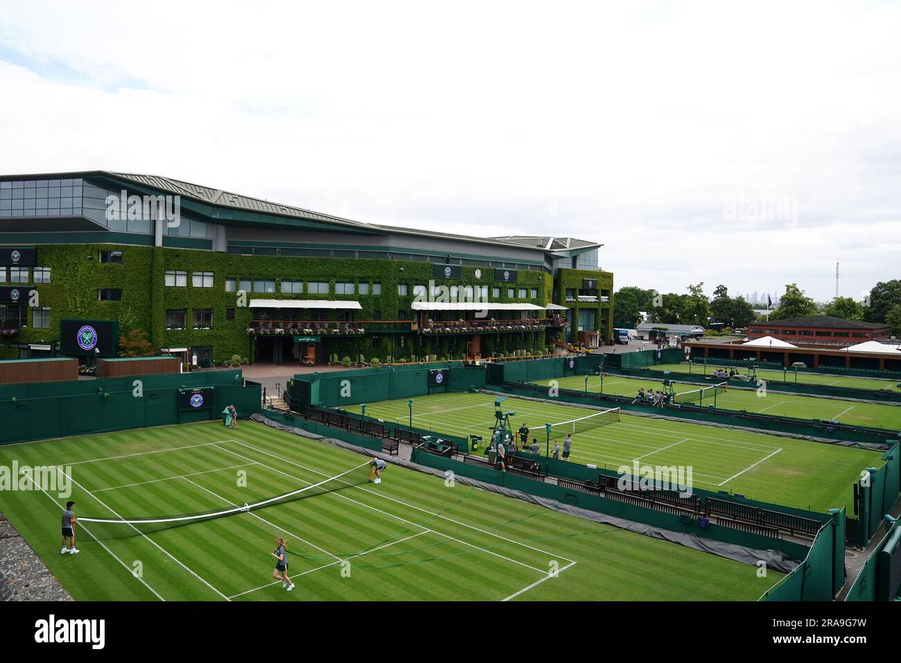 Ein allgemeiner Blick auf den All England Lawn Tennis and Croquet Club in Wimbledon, vor den Meisterschaften, die am Montag beginnen. Foto: Sonntag, 2. Juli 2023. Stockfoto