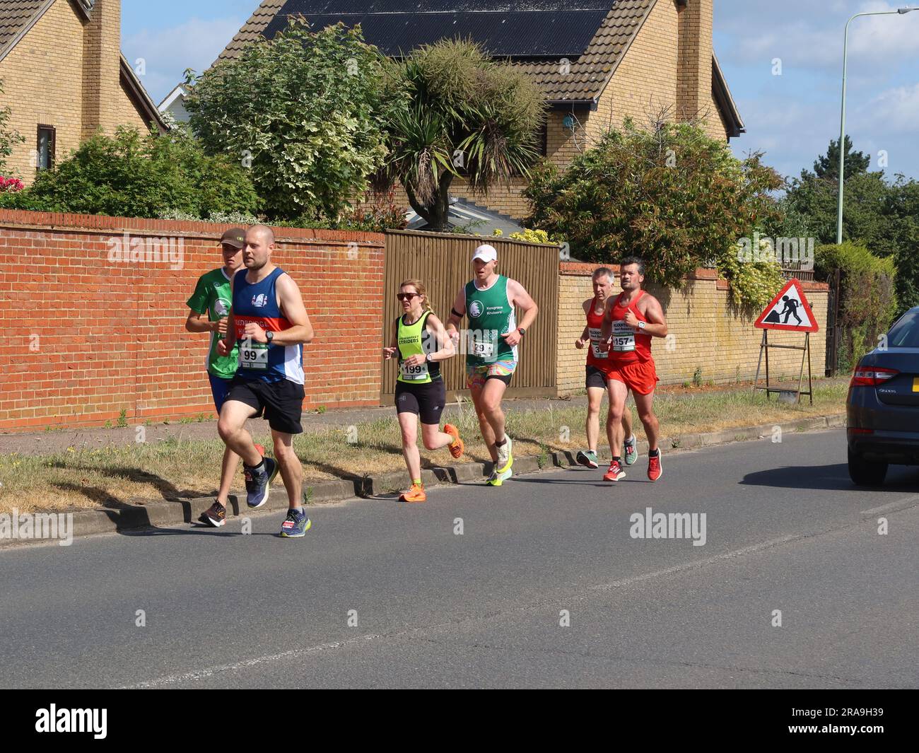 Kesgrave, Suffolk - 2. Juli 2023 : vom Laufverein Kesgrave Kruisers organisiertes Rennen zum Alan Brown Memorial 10k. Heißer Sommermorgen. Gruppe von Angusskanälen. Stockfoto