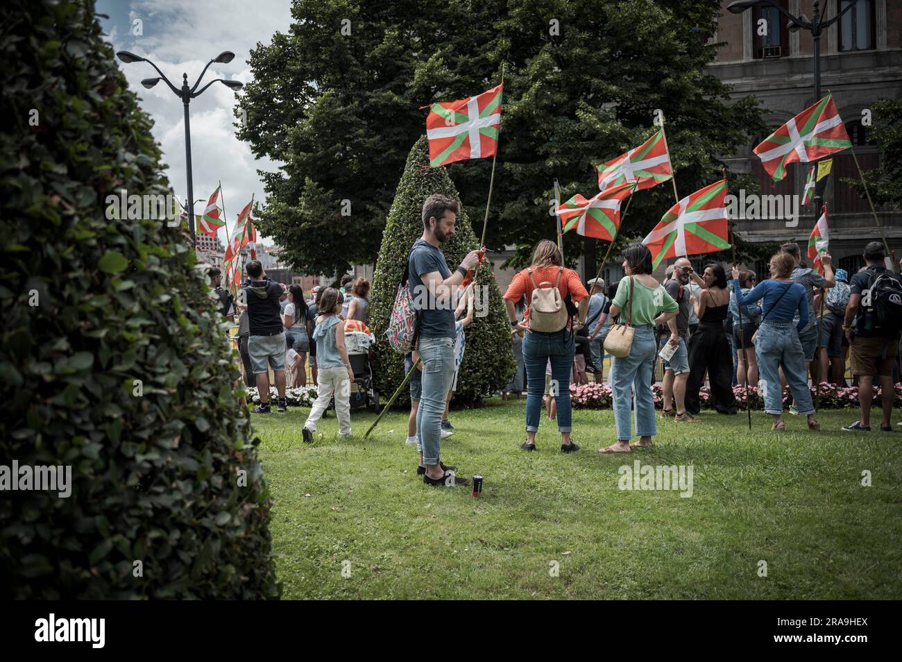 Bilbao, Spanien. 01. Juli 2023. Ikurrina, die baskischen Flaggen werden von den Zuschauern auf den Straßen von Bilbao gehalten. Die 2023. Ausgabe der Radtour de France startete am 1. Juli in Bilbao, Baskenland, Spanien. Es ist das zweite Mal in der Geschichte, dass das in den 110 Ausgaben geschieht. Kredit: SOPA Images Limited/Alamy Live News Stockfoto