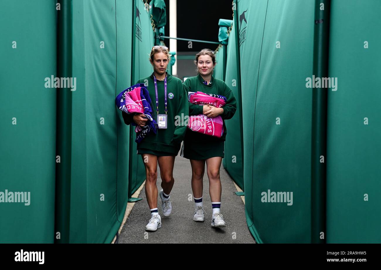 Bodenpersonal im All England Lawn Tennis and Croquet Club in Wimbledon, vor den Meisterschaften, die am Montag beginnen. Foto: Sonntag, 2. Juli 2023. Stockfoto