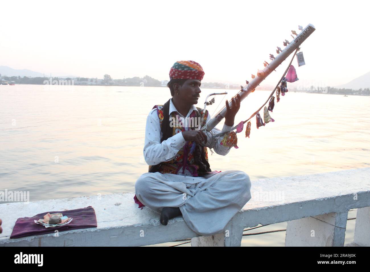 Ein Straßenkünstler mit Ravanhatta (einem Volksinstrument) in Udaipur, Rajasthan. Stockfoto