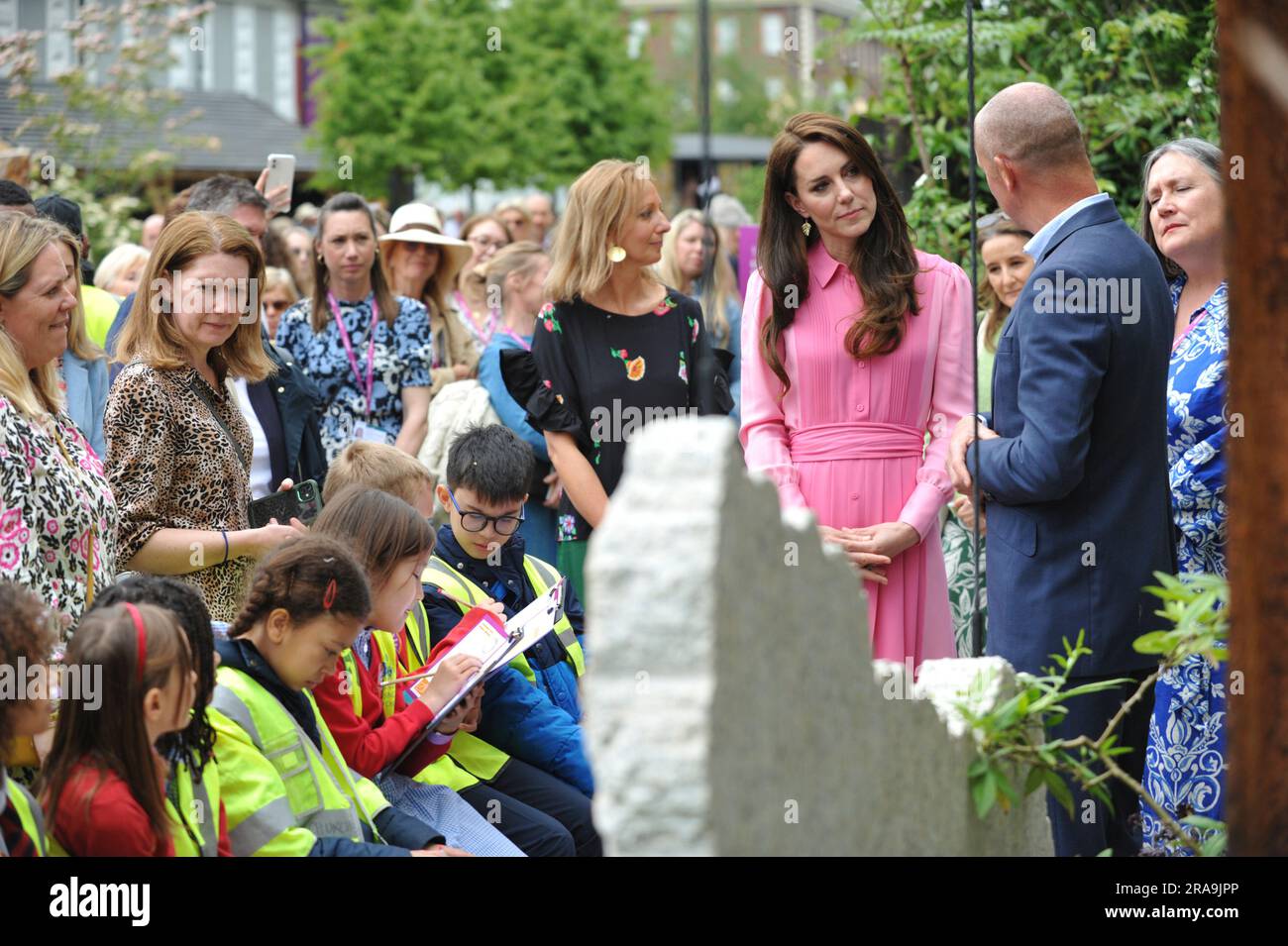 Catherine, Prinzessin von Wales GCVO, bei der Eröffnung der 2023 RHS Chelsea Flower Show. Chelsea ist die renommierteste Blumen- und Gartenveranstaltung der Welt. Die sechstägige Show zieht etwa 168.000 Besucher an, darunter Mitglieder der königlichen Familie, und ist der Höhepunkt der Blumen- und Gartenveranstaltungen, die avantgardistische Schaugärten, modernes Design und handwerkliche Konzepte zeigen, ähnlich wie die London Fashion Week. Das Herz der Show ist der 12,000 m2 große große große Pavillon, in dem atemberaubende Blumenausstellungen und globale Baumschulen mit Pflanzen, Sträuchern und Bäumen ausgestellt sind. Stockfoto