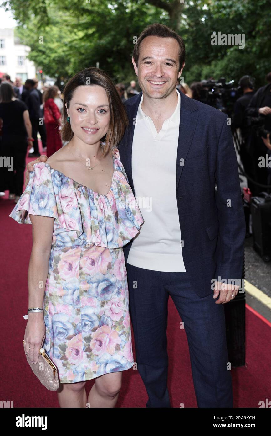 Zoe Tapper und Oliver Dimsdale kommen für die South Bank Sky Arts Awards im Savoy in London an. Foto: Sonntag, 2. Juli 2023. Stockfoto