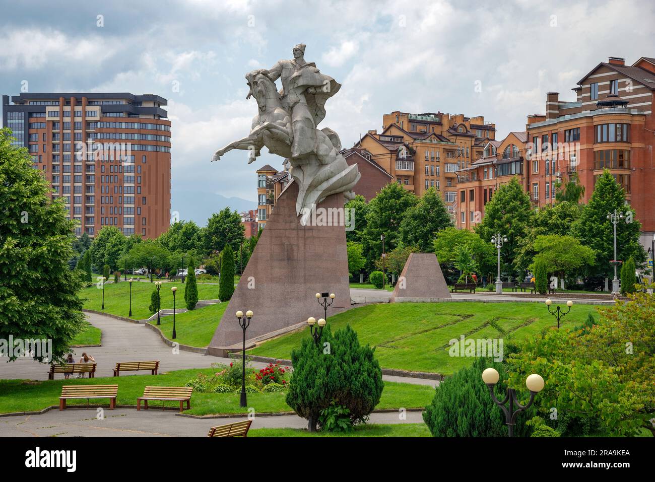 WLADIKAVKAZ, RUSSLAND - 13. JUNI 2023: Denkmal für Issa Pliev in der Stadtlandschaft. Wladikavkaz, Nordossetien-Alanien Stockfoto