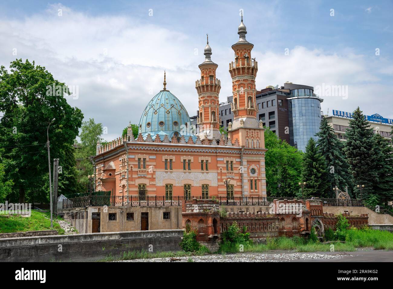 WLADIKAVKAZ, RUSSLAND - 13. JUNI 2023: Sunnitische Moschee (Mukhtarov-Moschee) an einem bewölkten Tag. Wladikavkaz, Nordossetien-Alanien Stockfoto