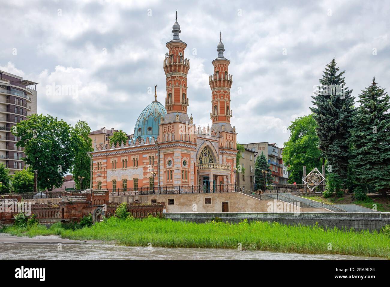 WLADIKAVKAZ, RUSSLAND - 13. JUNI 2023: Sunnitische Moschee (Mukhtarov-Moschee) am Ufer des Flusses Terek. Wladikavkaz, Nordossetien-Alanien Stockfoto