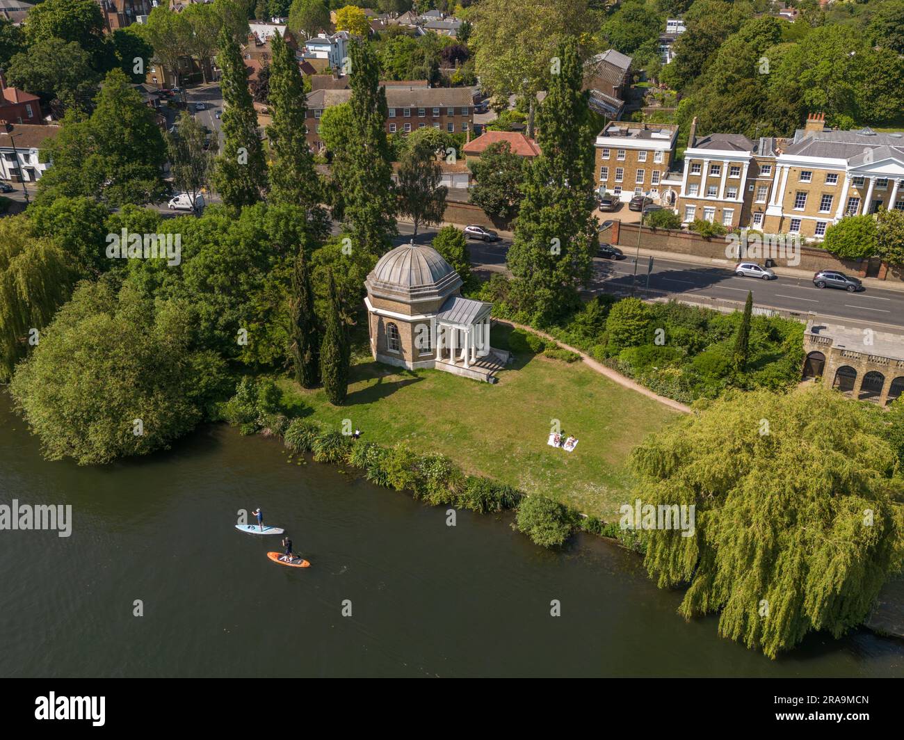 Blick aus der Vogelperspektive auf Garricks Tempel nach Shakespeare auf der Themse, Hampton, Surrey, Großbritannien. Stockfoto
