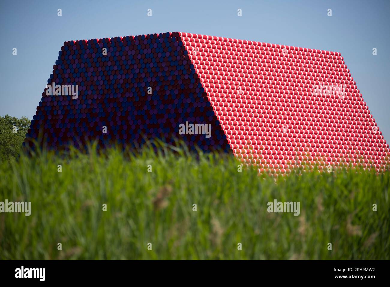 Die London Mastaba - eine schwimmende Skulptur auf dem Serpentine Lake im Hyde Park - London Stockfoto