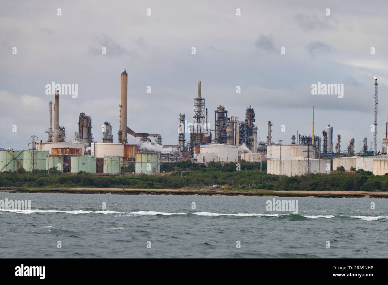 Die riesige Ölraffinerie in Fawley auf Southampton Water, Teil der riesigen ExxonMobil Corporation und die größte Raffinerie im Vereinigten Königreich Stockfoto