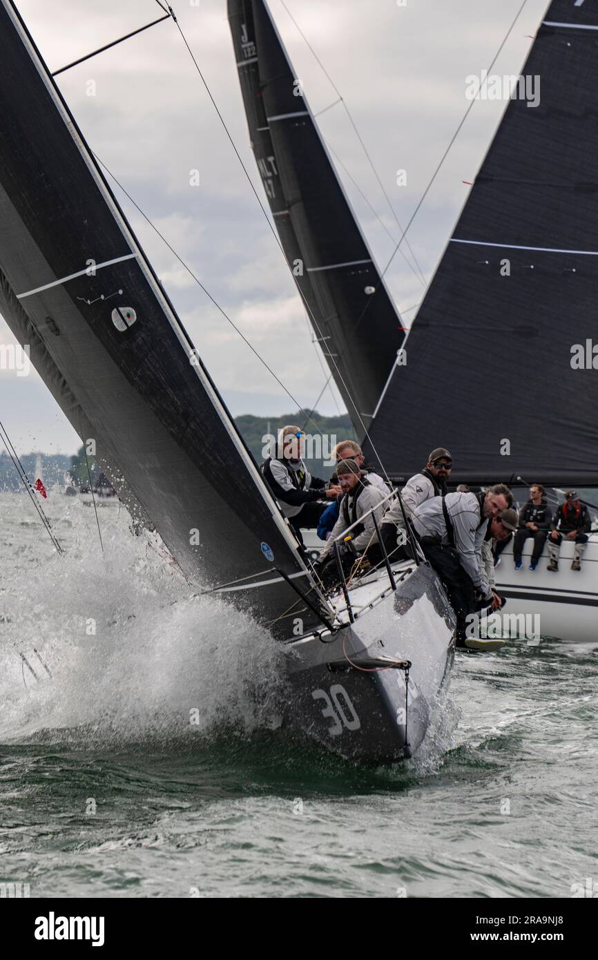 Schließen Sie den Wettkampf, während die Boote zu Beginn des Isle of Wight Round the Island Sailboat Race an der Südküste Englands um Position joggen Stockfoto